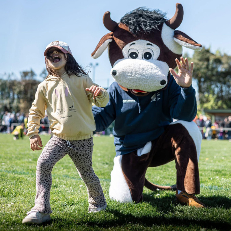 Mascotte Jeunes Agriculteurs avec un enfant, animation agricole en Finistère